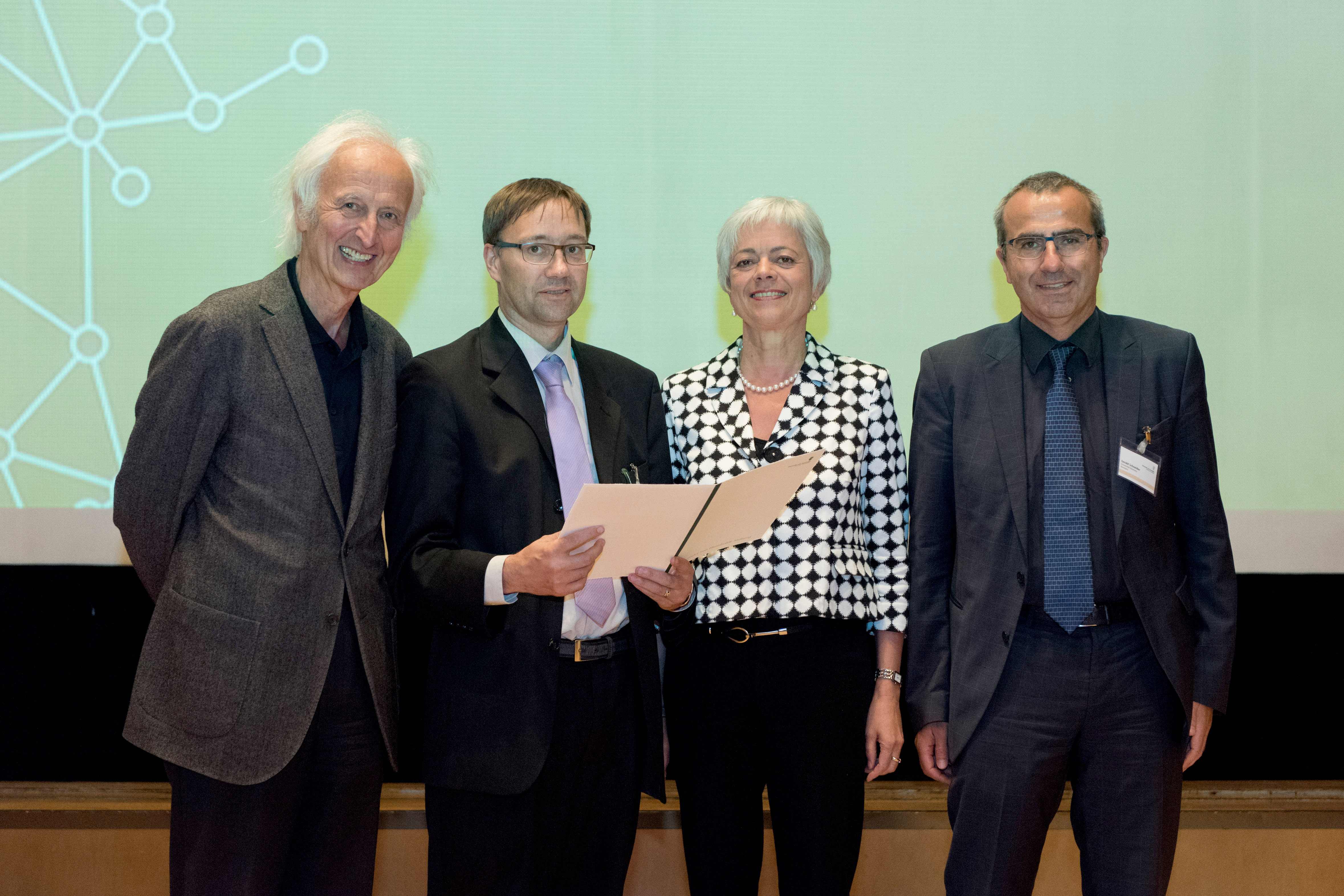 Professor Gleditsch receiving his award